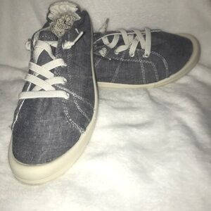 Women’s shoes, size 9M.